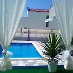 Villa Ava - Five Bedroom With Swimming Pool *
