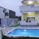 Ava - Five Bedroom With Swimming Pool *