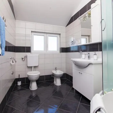 Ava - Five Bedroom With Swimming Pool *