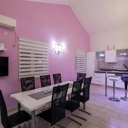 Villa Ava - Five Bedroom With Swimming Pool