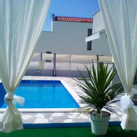 Villa Ava - Five Bedroom With Swimming Pool *