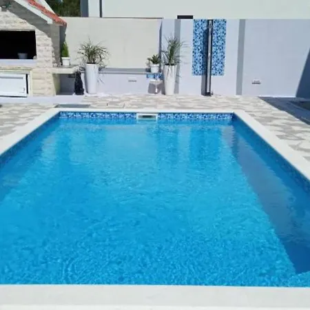 Ava - Five Bedroom With Swimming Pool *