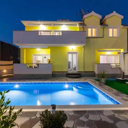 Villa Ava - Five Bedroom With Swimming Pool *