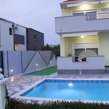 Ava - Five Bedroom With Swimming Pool *
