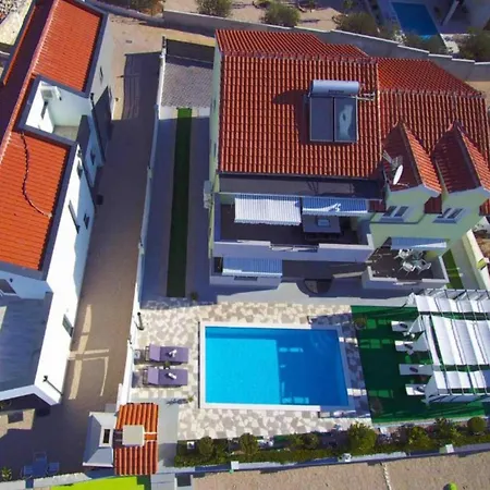 Villa Ava - Five Bedroom With Swimming Pool